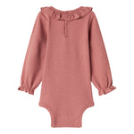 Støvet rosa ribstrikket babybody med flæsekrave og lange ærmer