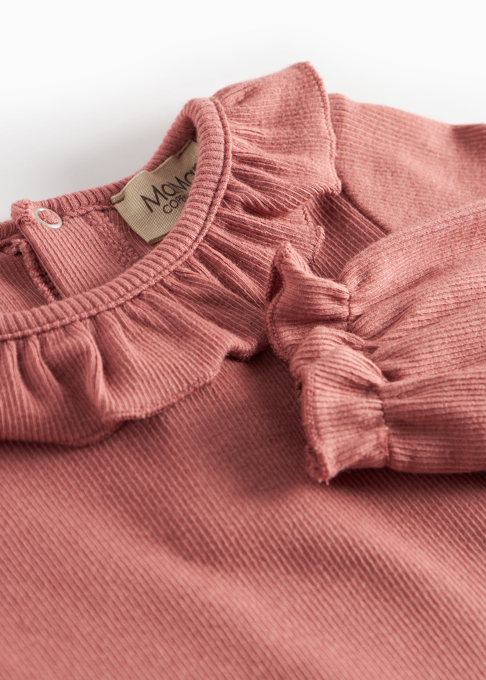 Støvet rosa ribstrikket babybody med flæsekrave og lange ærmer