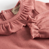 Støvet rosa ribstrikket babybody med flæsekrave og lange ærmer