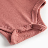 Støvet rosa ribstrikket babybody 