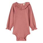 Støvet rosa ribstrikket babybody med flæsekrave og lange ærmer