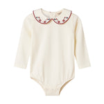 Hvid bodystocking med krave og fine blomsterbroderier til baby