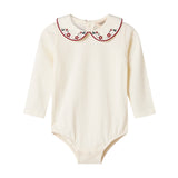 Hvid bodystocking med krave og fine blomsterbroderier til baby