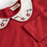 Julerød baby bodystocking med hvid krave og fine blomsterbroderier