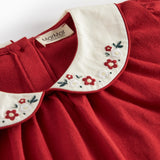 Rød julebluse med hvid krave og små blomsterbroderier til børn