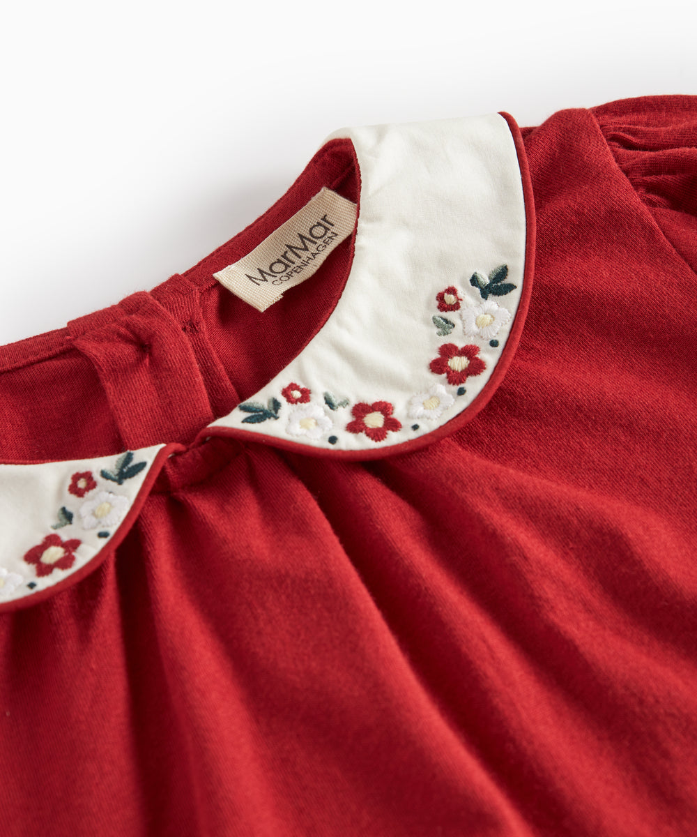 Rød julekjole med hvid krave og fine blomsterbroderier til børn
