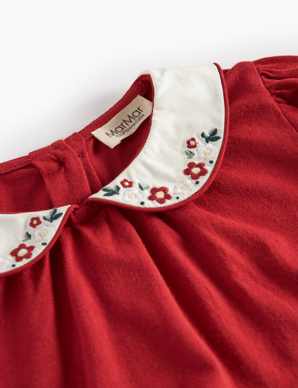 Rød julekjole med hvid krave og fine blomsterbroderier til børn