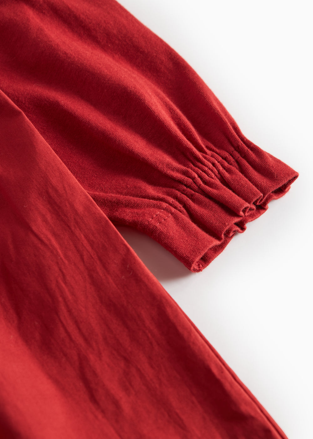 Rød julekjole med hvid krave og fine blomsterbroderier til børn