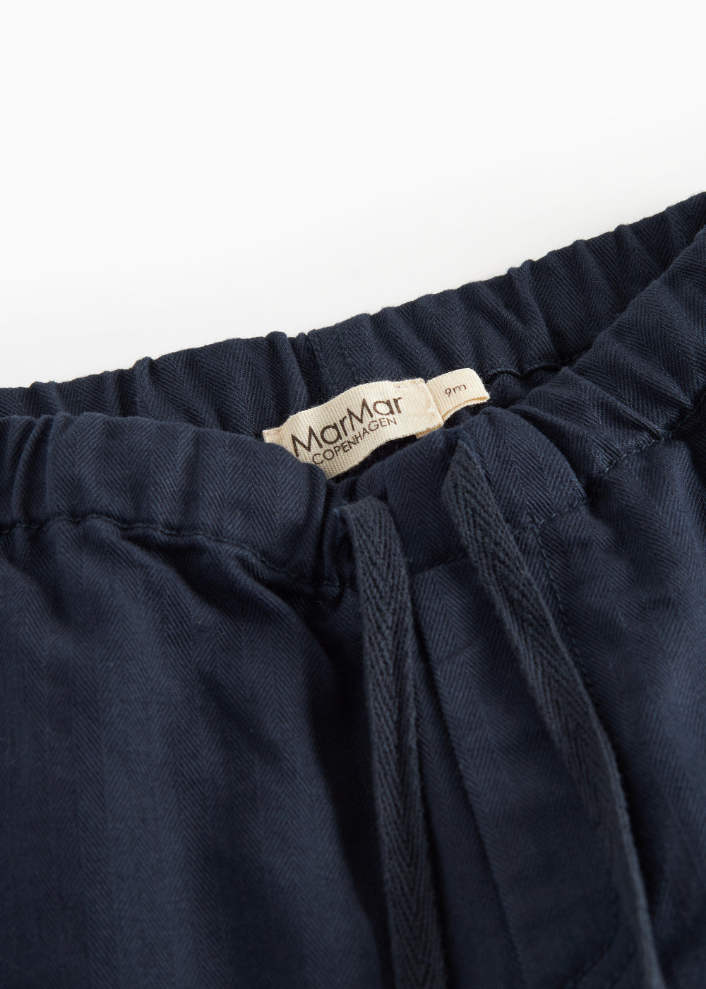 Mørkeblå bukser med elastisk talje og bindebånd i blødt stof til baby