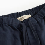 Mørkeblå bukser med elastisk talje og bindebånd i blødt stof til baby