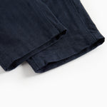 Mørkeblå bukser med elastisk talje og bindebånd i blødt stof til baby