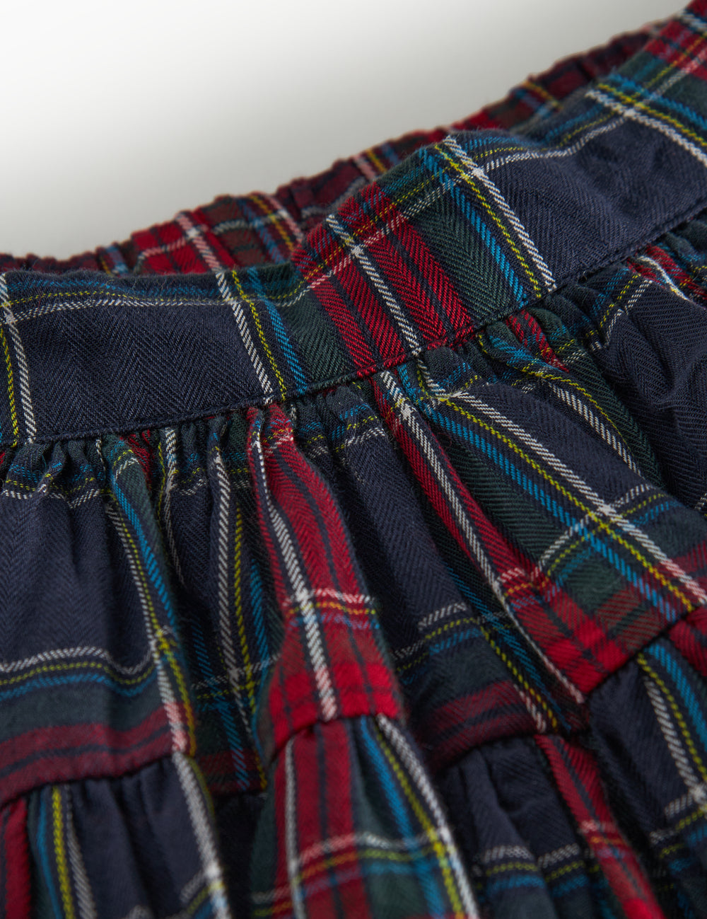 Mørkeblåt grønt og rødt ternet julenederdel med elastisk talje til børn