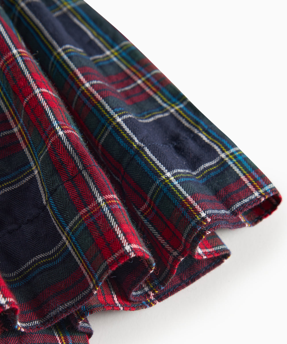 Mørkeblåt grønt og rødt ternet julenederdel med elastisk talje til børn