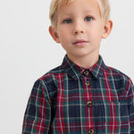 Dreng iført mørkeblå og rød ternet juleskjorte med knapper til børn