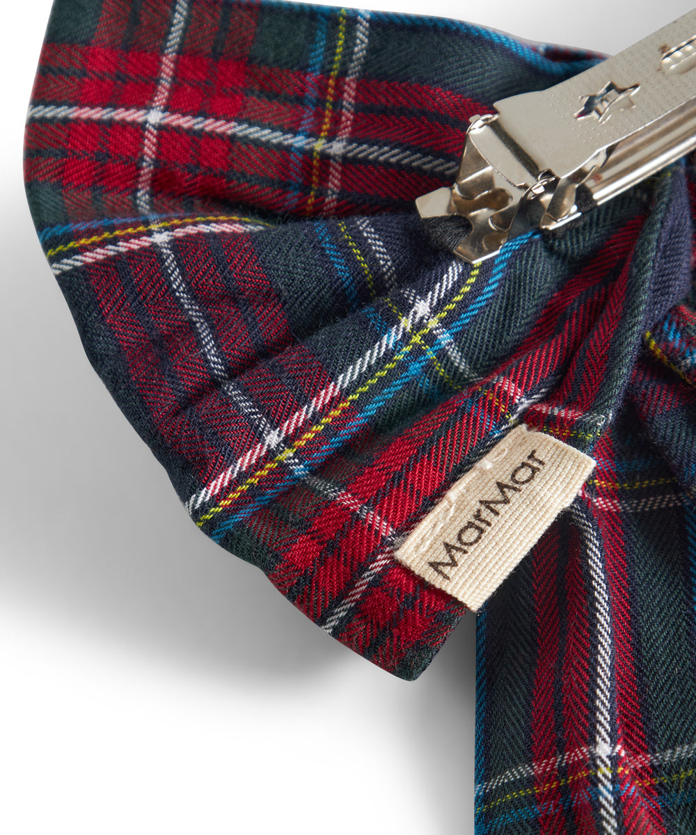 Ternet sløjfspænde i mørkeblå og rød ternet mønster med juleinspiration til børn