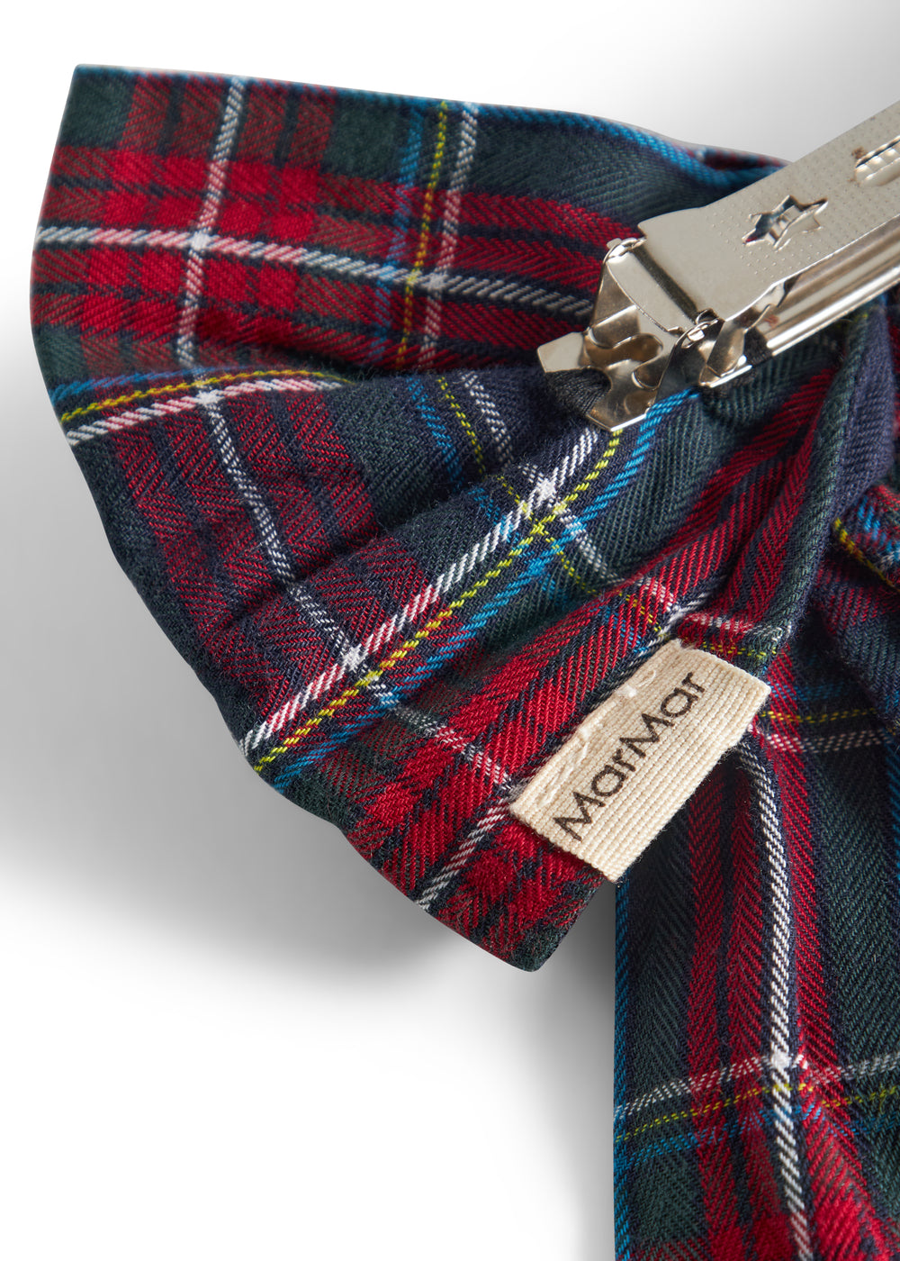 Ternet sløjfspænde i mørkeblå og rød ternet mønster med juleinspiration til børn