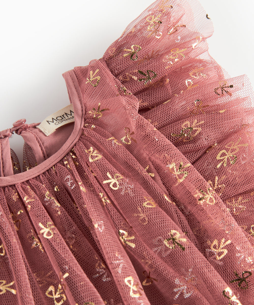 Rosa festlig babykjole i tyl med flæser og guldprint