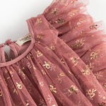 Rosa festlig babykjole i tyl med flæser og guldprint