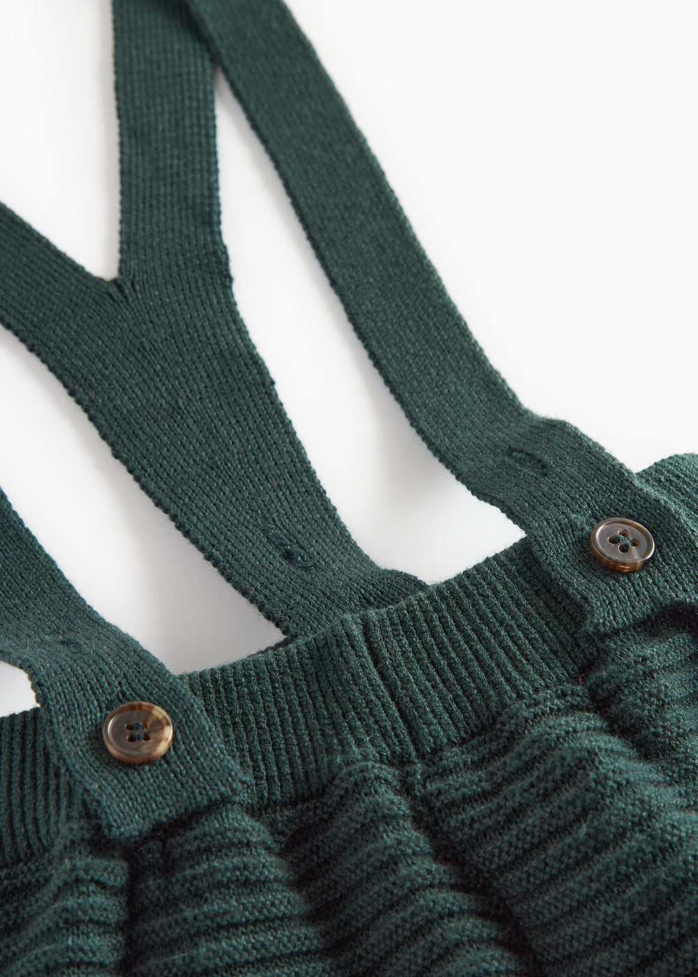 Mørkegrønne strikkede bukser med seler og fine knapper til baby