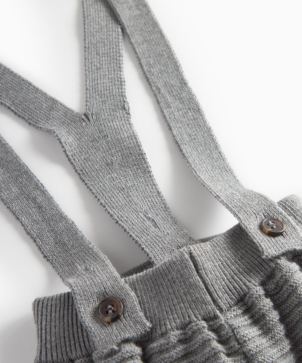 Grå strikkede bukser med seler og fine knapper til baby