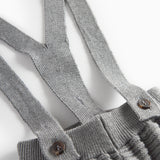 Grå strikkede bukser med seler og fine knapper til baby