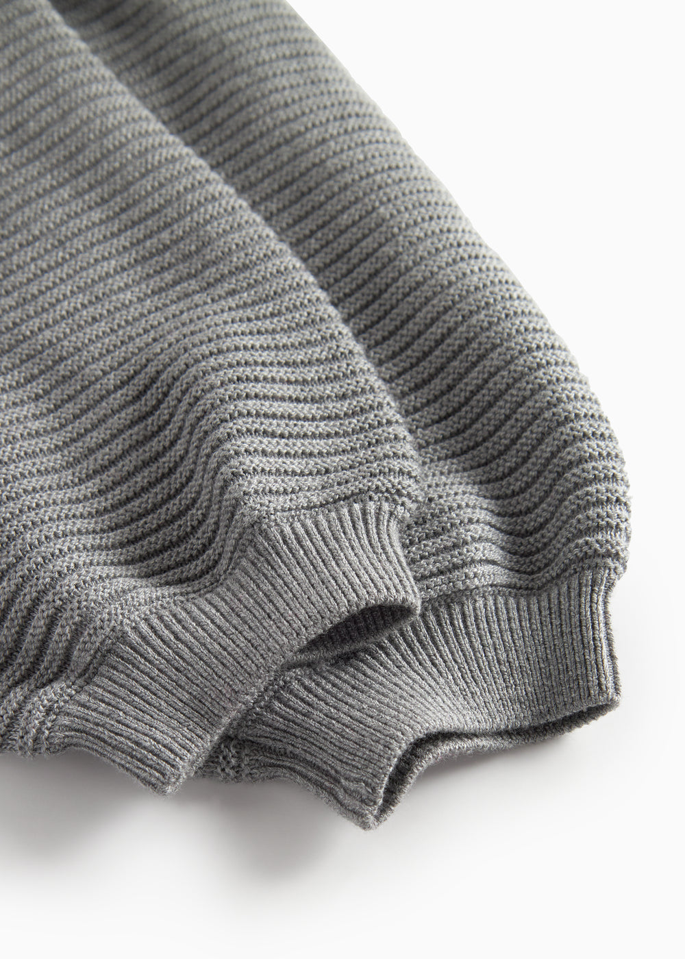 Grå strikkede bukser med seler og fine knapper til baby