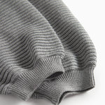 Grå strikkede bukser med seler og fine knapper til baby