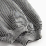 Grå strikkede bukser med seler og fine knapper til baby