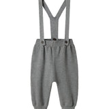 Grå strikkede bukser med seler og fine knapper til baby