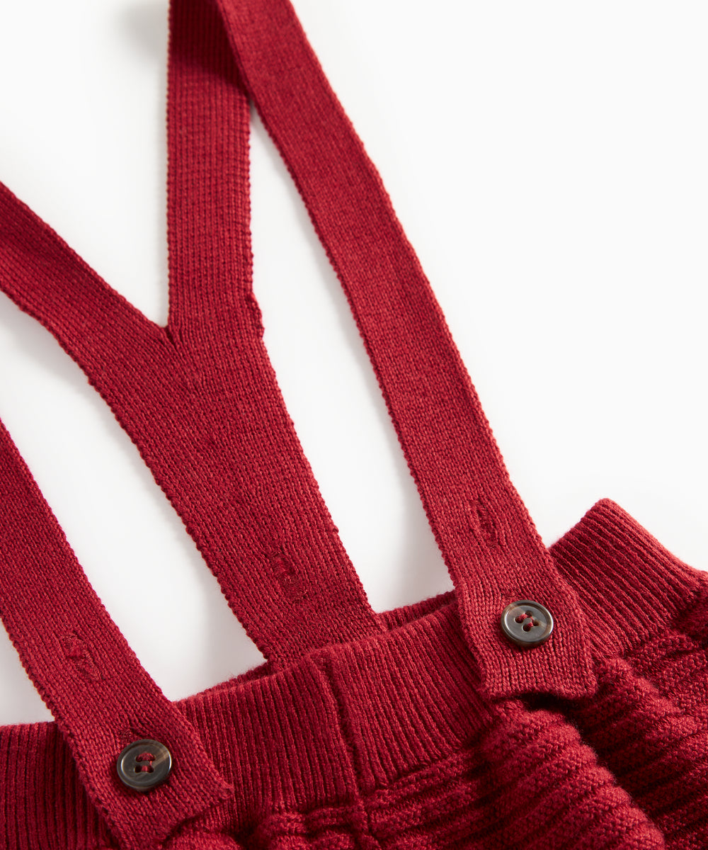 Røde strikkede bukser med seler og fine knapper til baby