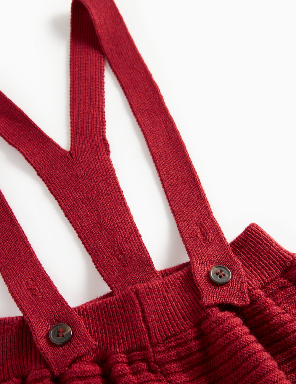 Røde strikkede bukser med seler og fine knapper til baby