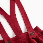 Røde strikkede bukser med seler og fine knapper til baby