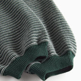 Mørkegrønne strikkede bukser med seler og fine striber til baby