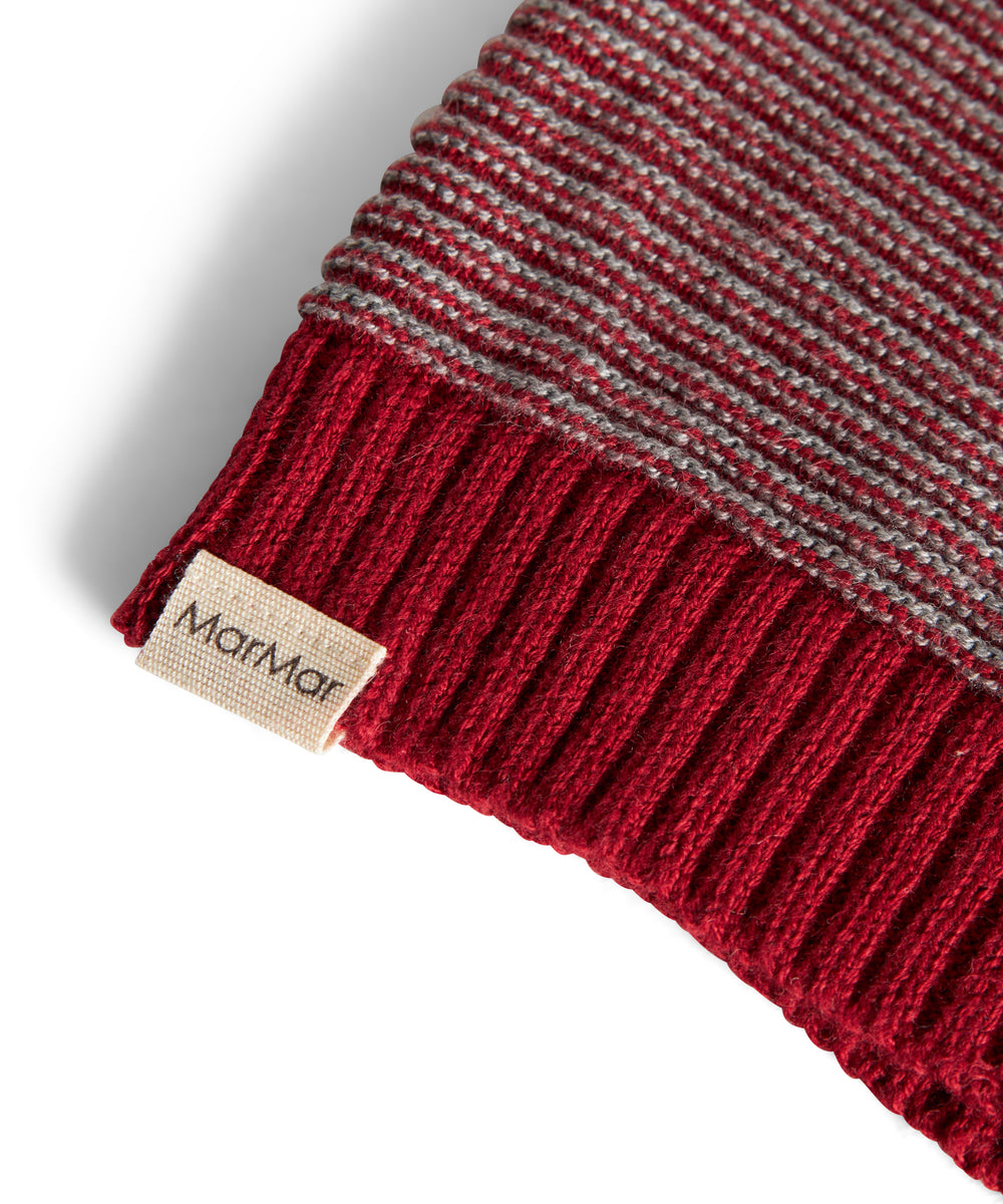 Strikket nissehue med røde og grå striber og kvast til børn