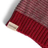 Strikket nissehue med røde og grå striber og kvast til børn