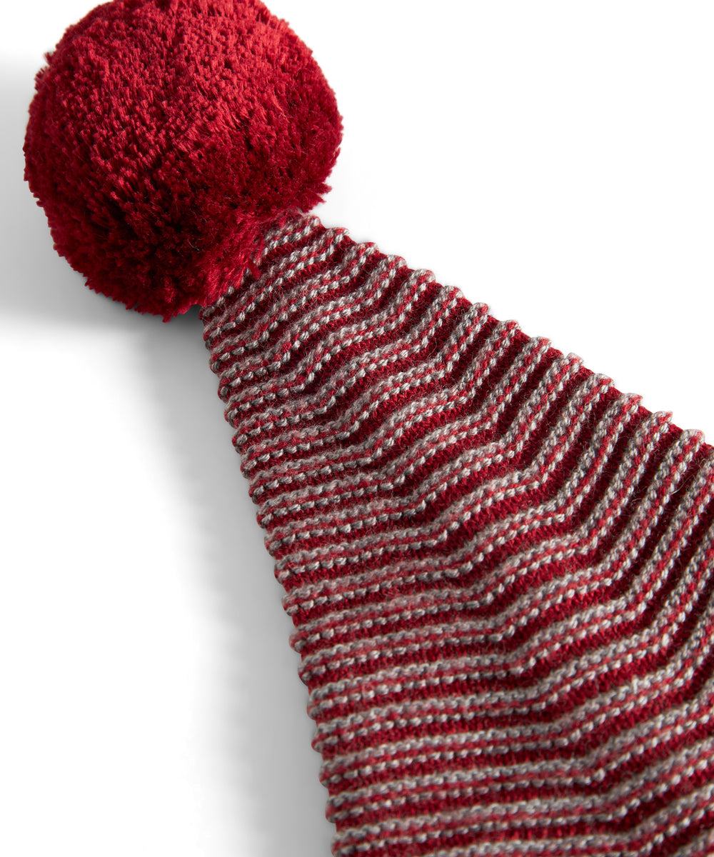 Strikket nissehue med røde og grå striber og kvast til børn