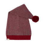 Strikket nissehue med røde og grå striber og kvast til børn