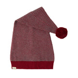 Strikket nissehue med røde og grå striber og kvast til børn