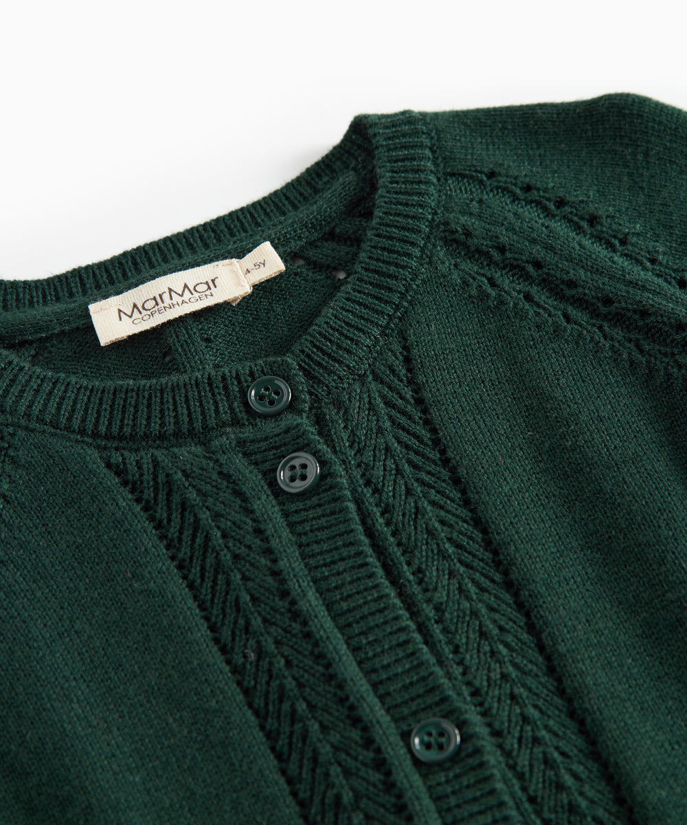 Mørkegrøn strikket cardigan med hulmønster og ribkanter til baby