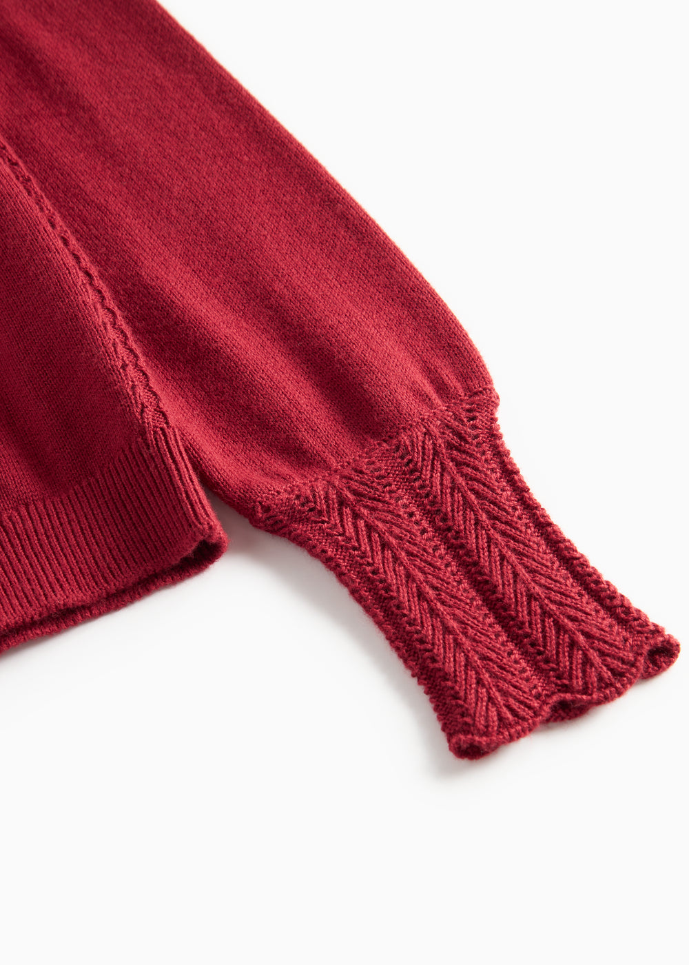 Rød julecardigan med fine hulmønstre og ribkanter til børn