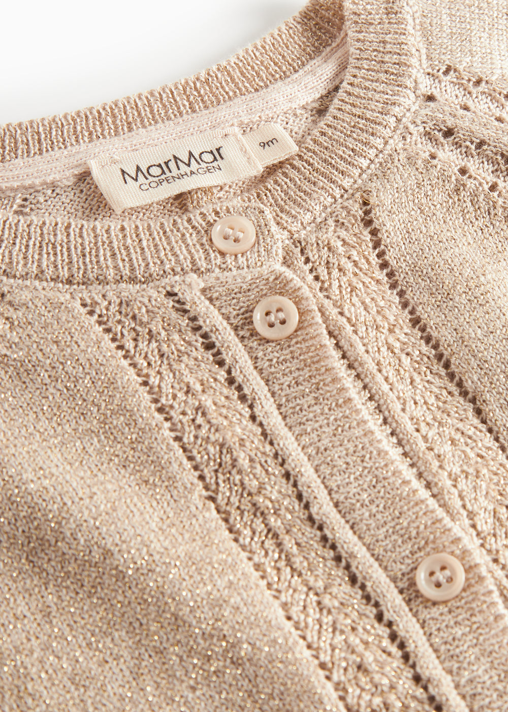 Beige cardigan med guldglimmer og fine ribdetaljer til baby