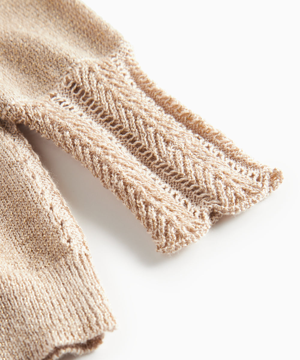 Beige cardigan med guldglimmer og fine ribdetaljer til baby