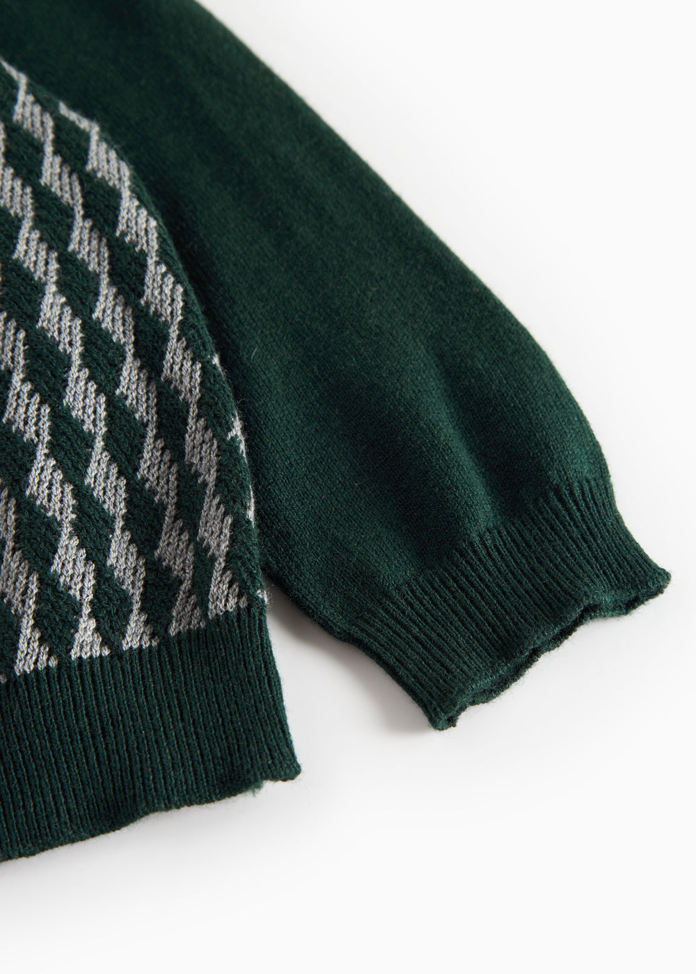 Strikket babybluse med ternet mønster i mørkegrøn