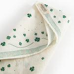 Beige tørklæde med grønt kløverprint