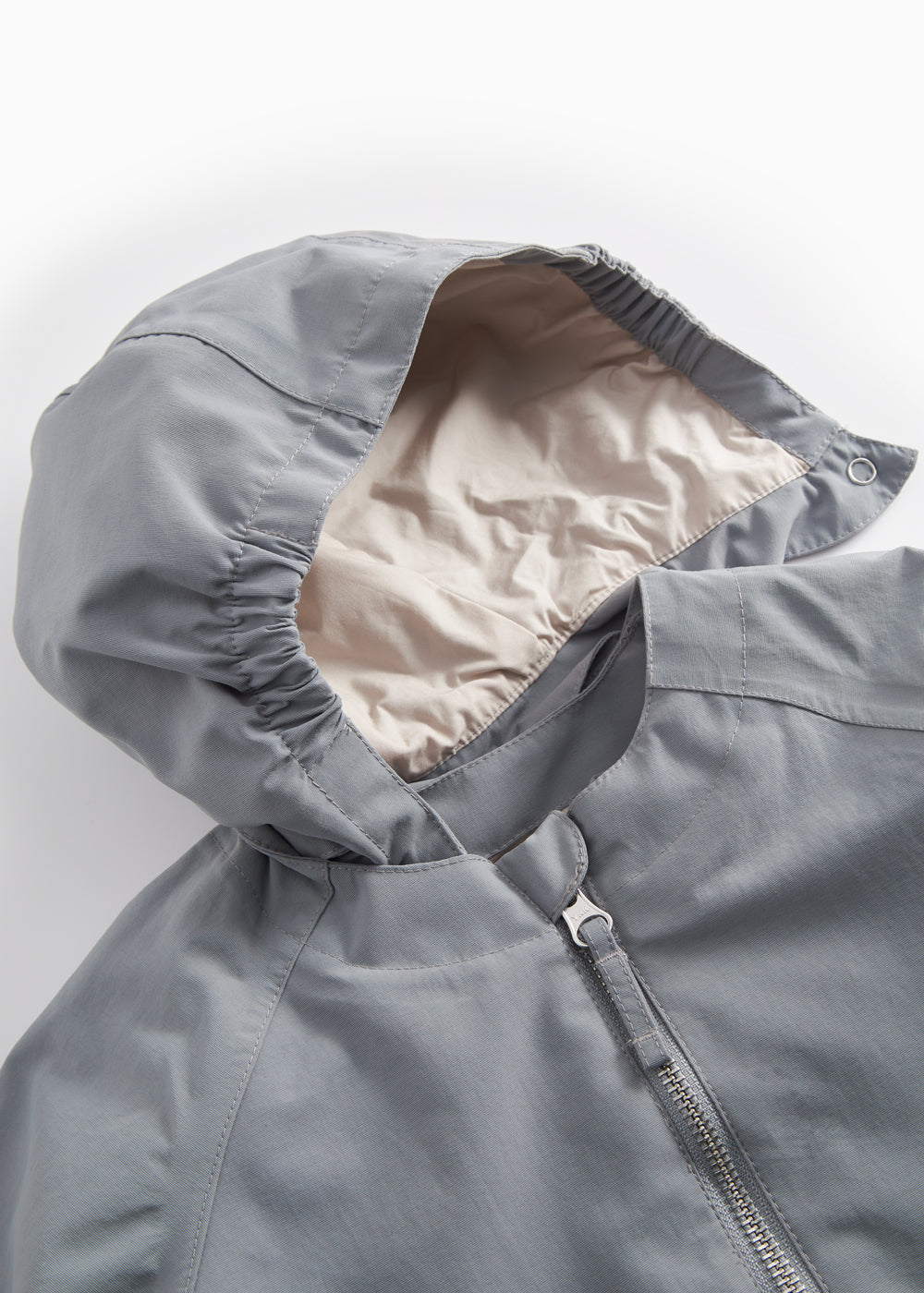 Grå overgangsjakke med hætte, lynlås og lommer til baby