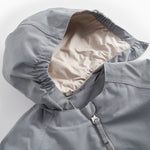 Grå overgangsjakke med hætte, lynlås og lommer til baby