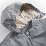 Grå overgangsjakke med hætte, lynlås og lommer til baby