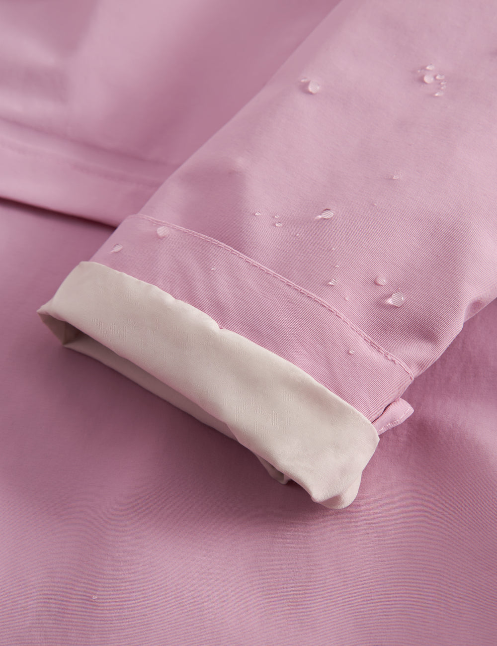 Lyserød overgangsjakke med hætte, lommer og knapper