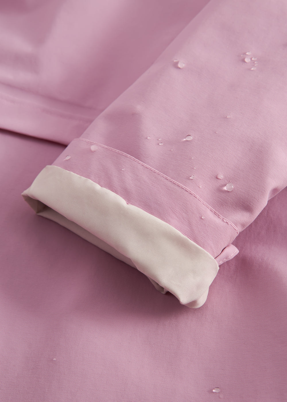 Lyserød overgangsjakke med hætte, lommer og knapper