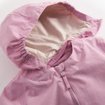 Lyserød overgangsjakke med hætte, lommer og knapper